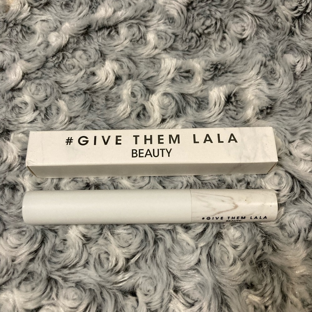 Brand new in box and never used. Full size black mascara.